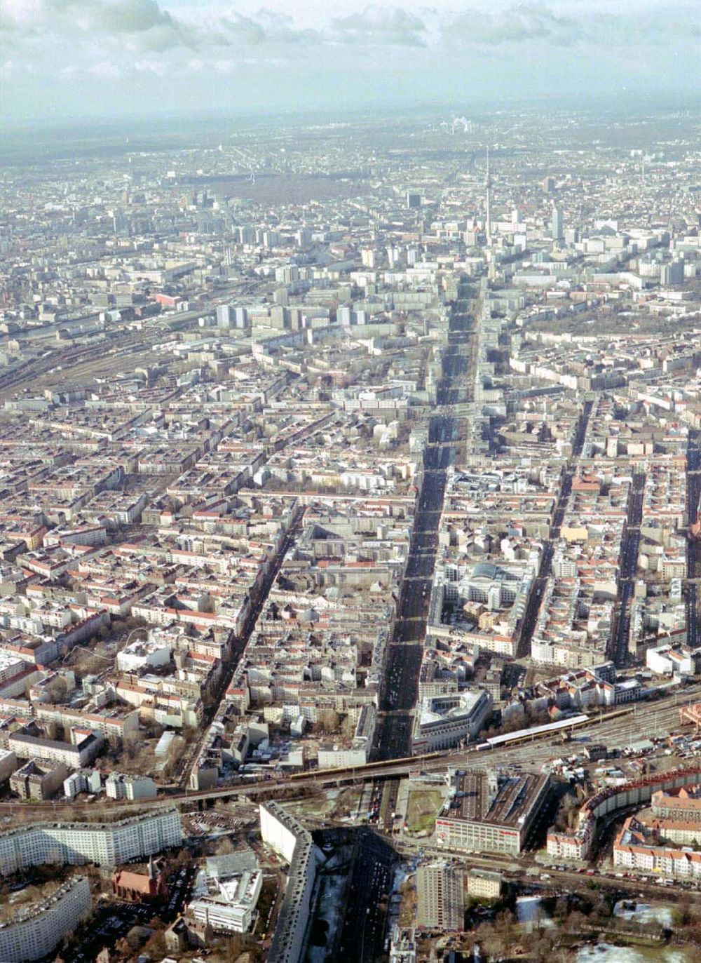 Luftaufnahme Berlin-Lichtenberg - Abriß des Wohnhochhauses der HoWoGe Wohnungsbaugesellschaft mbH an der Frankfurter Allee 135 in Berlin- Lichtenberg durch die Firma HALTER