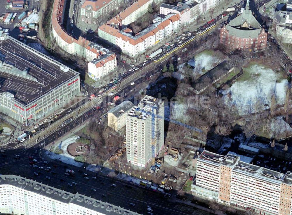 Berlin-Lichtenberg von oben - Abriß des Wohnhochhauses der HoWoGe Wohnungsbaugesellschaft mbH an der Frankfurter Allee 135 in Berlin- Lichtenberg durch die Firma HALTER