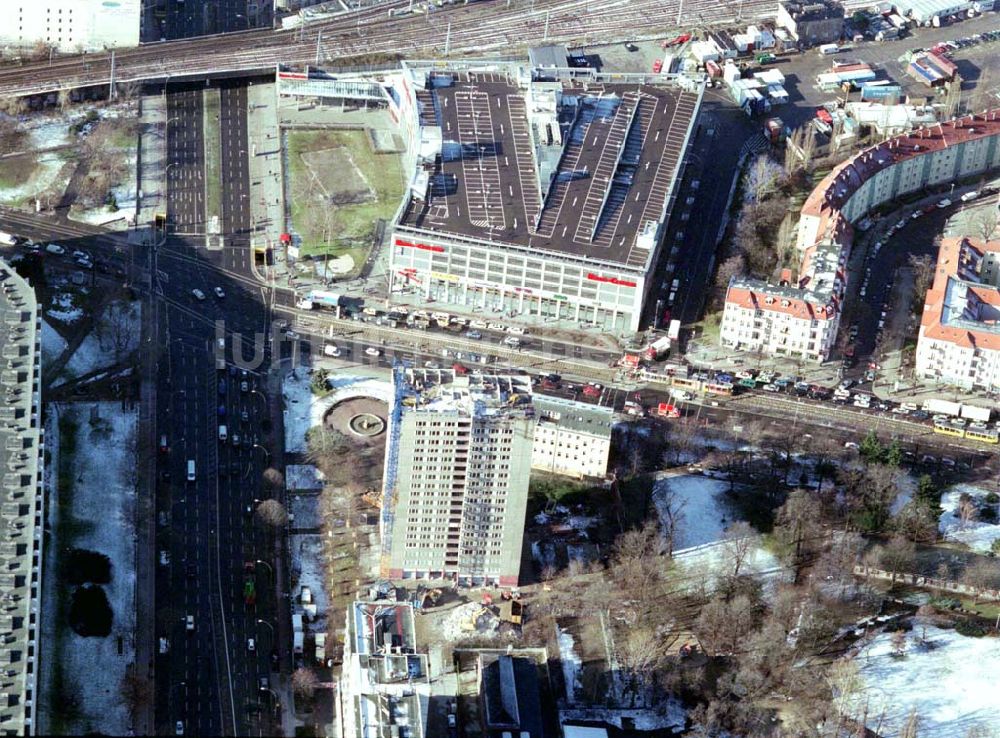 Luftbild Berlin-Lichtenberg - Abriß des Wohnhochhauses der HoWoGe Wohnungsbaugesellschaft mbH an der Frankfurter Allee 135 in Berlin- Lichtenberg durch die Firma HALTER