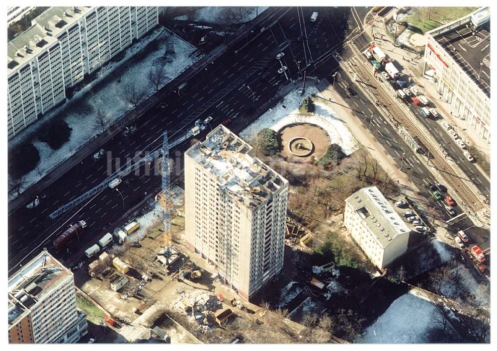 Berlin-Lichtenberg von oben - Abriß des Wohnhochhauses der HoWoGe Wohnungsbaugesellschaft mbH an der Frankfurter Allee 135 in Berlin- Lichtenberg durch die Firma HALTER