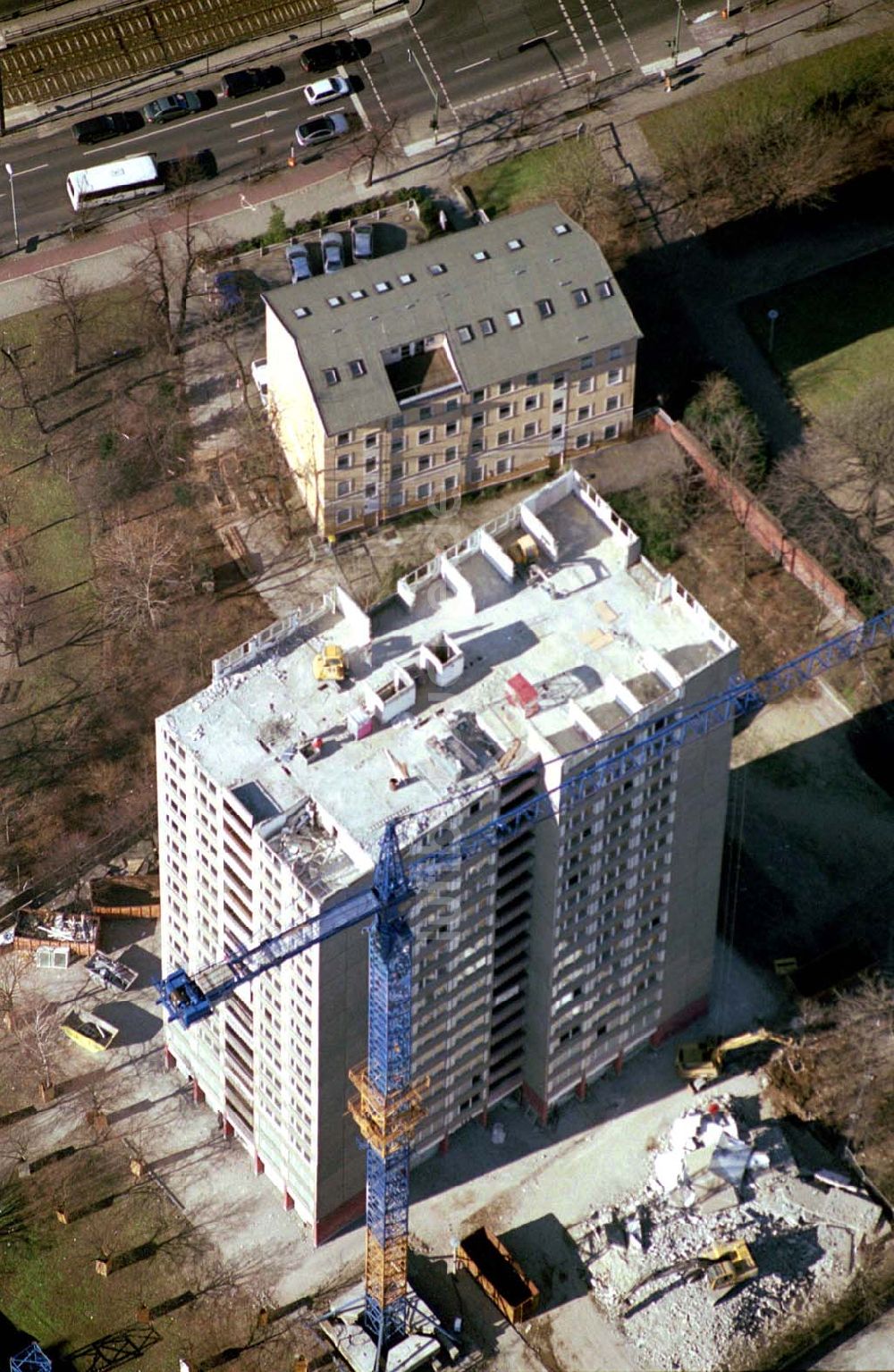 Berlin-Lichtenberg von oben - Abriß des Wohnhochhauses der HoWoGe Wohnungsbaugesellschaft mbH an der Frankfurter Allee 135 in Berlin- Lichtenberg durch die Firma HALTER