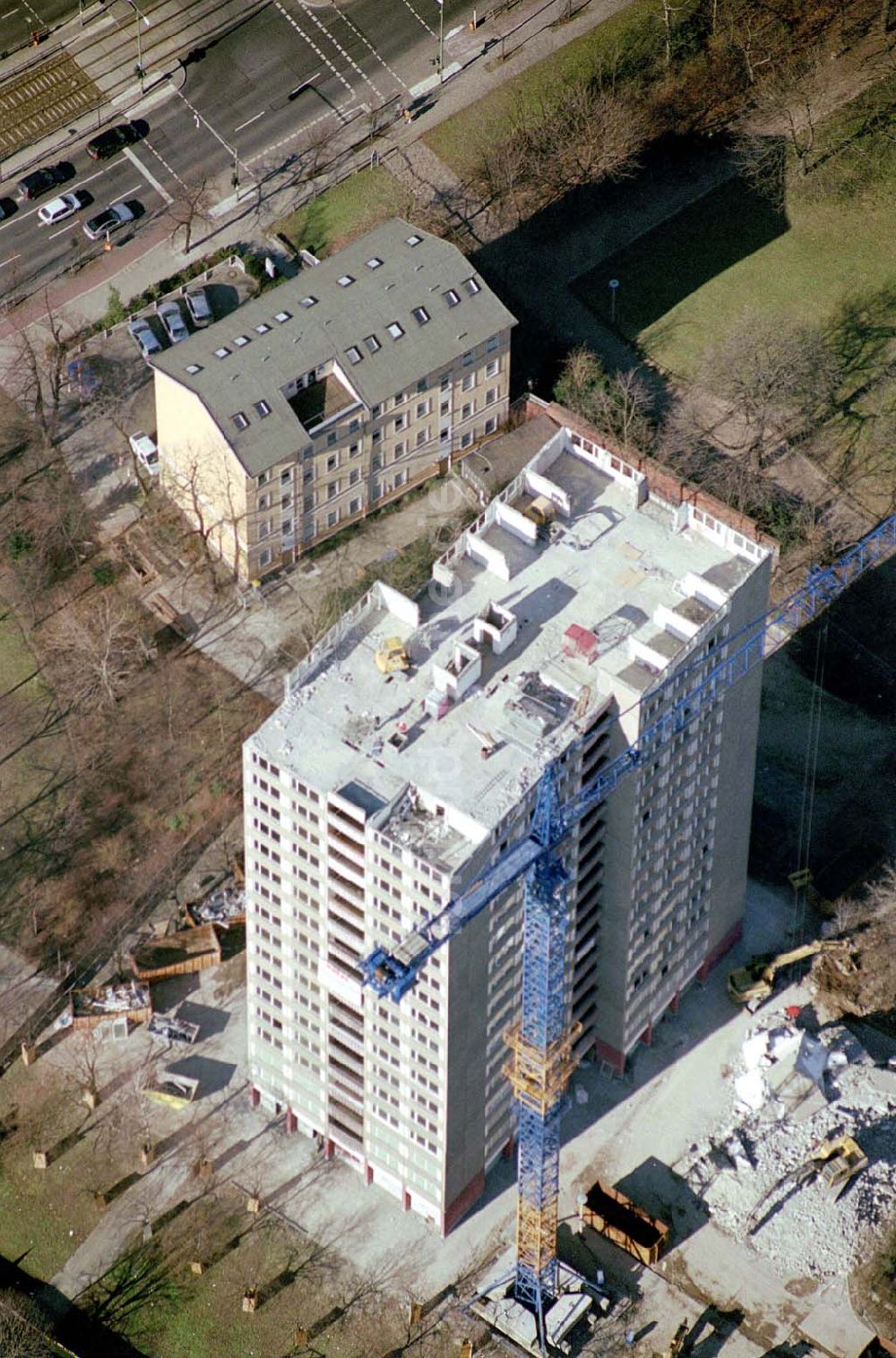 Berlin-Lichtenberg von oben - Abriß des Wohnhochhauses der HoWoGe Wohnungsbaugesellschaft mbH an der Frankfurter Allee 135 in Berlin- Lichtenberg durch die Firma HALTER