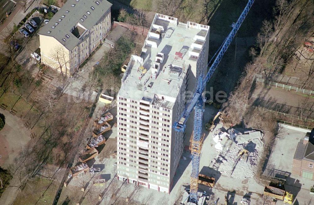 Berlin-Lichtenberg aus der Vogelperspektive: Abriß des Wohnhochhauses der HoWoGe Wohnungsbaugesellschaft mbH an der Frankfurter Allee 135 in Berlin- Lichtenberg durch die Firma HALTER