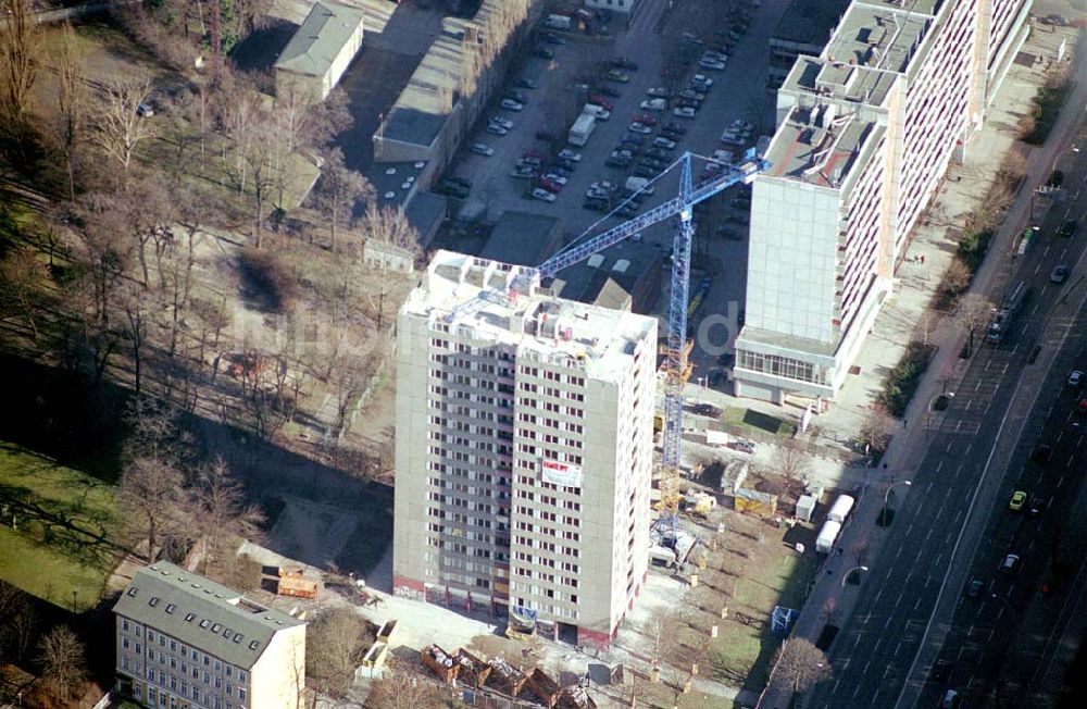 Berlin-Lichtenberg von oben - Abriß des Wohnhochhauses der HoWoGe Wohnungsbaugesellschaft mbH an der Frankfurter Allee 135 in Berlin- Lichtenberg durch die Firma HALTER