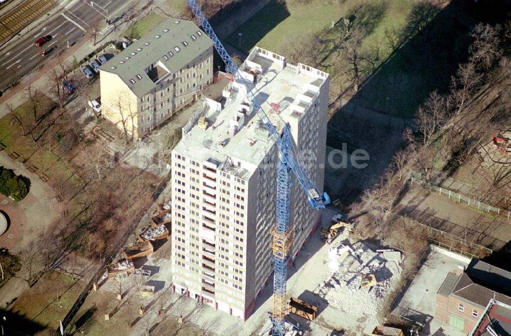 Berlin-Lichtenberg aus der Vogelperspektive: Abriß des Wohnhochhauses der HoWoGe Wohnungsbaugesellschaft mbH an der Frankfurter Allee 135 in Berlin- Lichtenberg durch die Firma HALTER