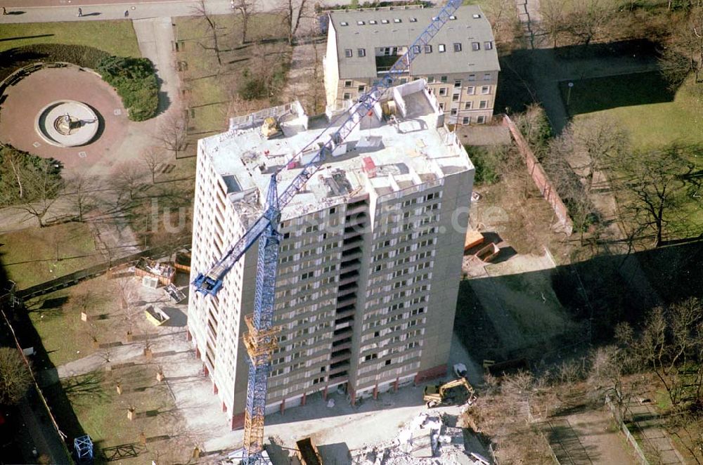 Luftbild Berlin-Lichtenberg - Abriß des Wohnhochhauses der HoWoGe Wohnungsbaugesellschaft mbH an der Frankfurter Allee 135 in Berlin- Lichtenberg durch die Firma HALTER