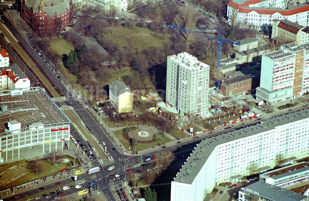 Luftbild Berlin- Lichtenberg - Abriß des Wohnhochhauses der HoWoGe Wohnungsbaugesellschaft mbH an der Frankfurter Allee 135 in Berlin- Lichtenberg durch die Firma HALTER