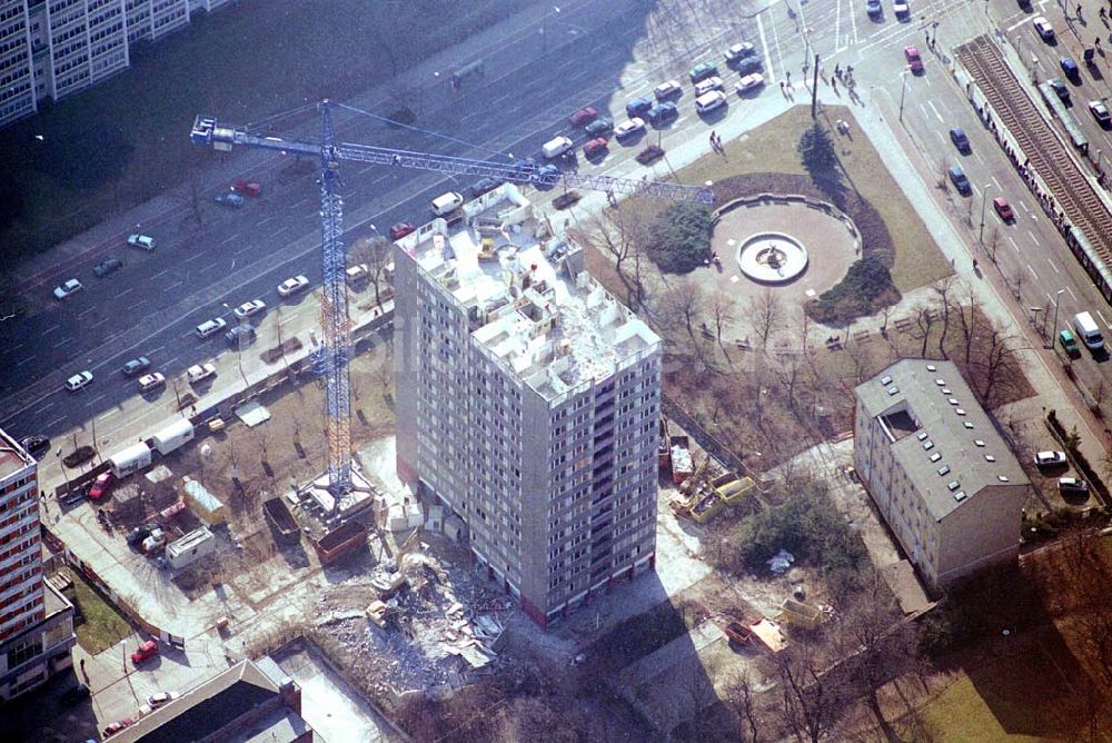 Luftaufnahme Berlin- Lichtenberg - Abriß des Wohnhochhauses der HoWoGe Wohnungsbaugesellschaft mbH an der Frankfurter Allee 135 in Berlin- Lichtenberg durch die Firma HALTER