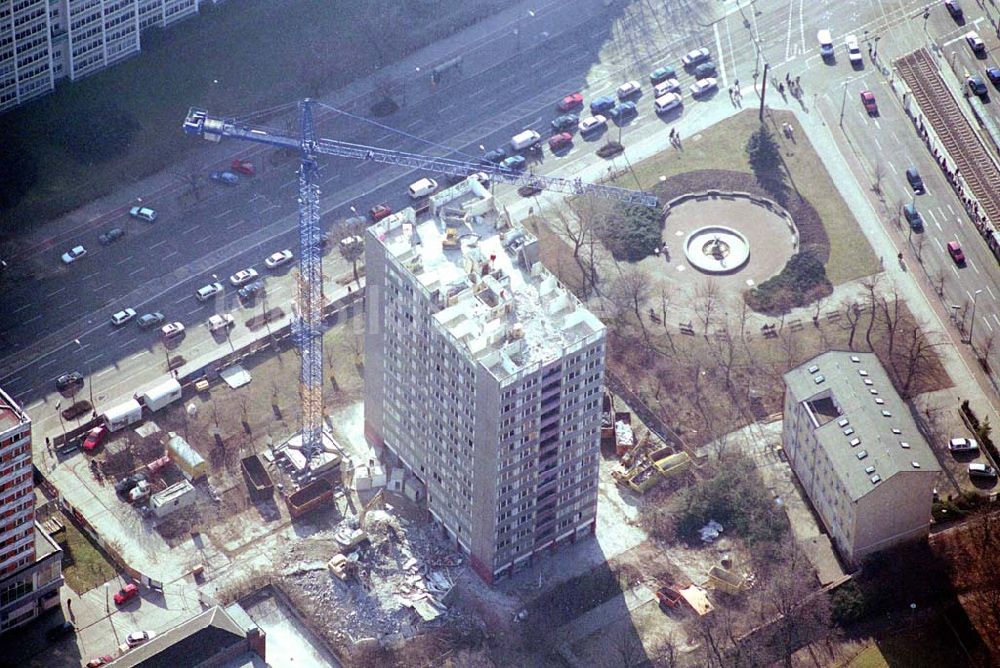 Berlin- Lichtenberg von oben - Abriß des Wohnhochhauses der HoWoGe Wohnungsbaugesellschaft mbH an der Frankfurter Allee 135 in Berlin- Lichtenberg durch die Firma HALTER