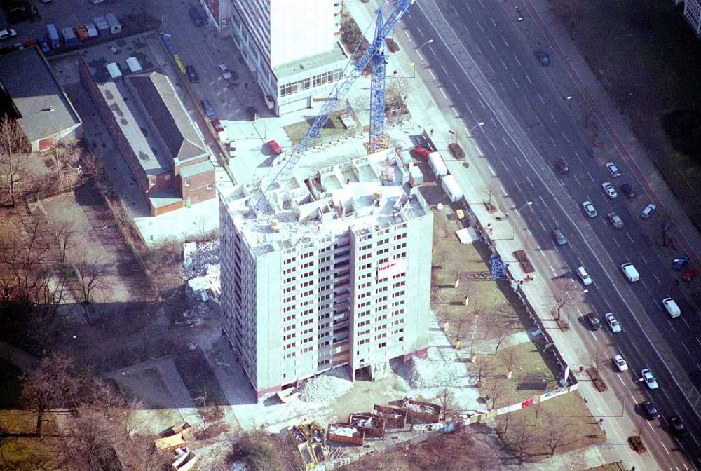 Berlin- Lichtenberg aus der Vogelperspektive: Abriß des Wohnhochhauses der HoWoGe Wohnungsbaugesellschaft mbH an der Frankfurter Allee 135 in Berlin- Lichtenberg durch die Firma HALTER