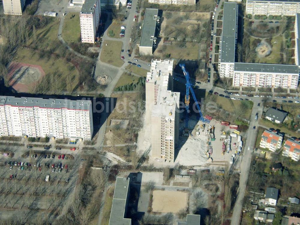 Luftbild Berlin - MARZAHN - Abriss eines Wohnhochhauses an der Märkischen Allee in Berlin-Marzahn. 16.03.03