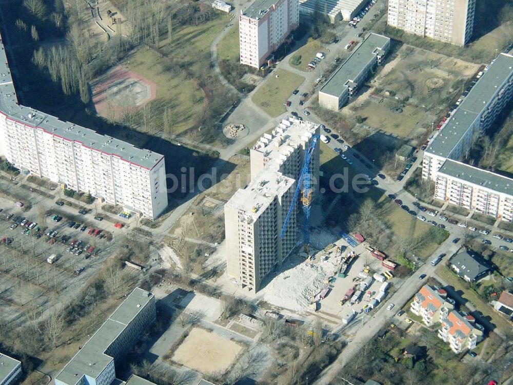 Luftaufnahme Berlin - MARZAHN - Abriss eines Wohnhochhauses an der Märkischen Allee in Berlin-Marzahn. 16.03.03