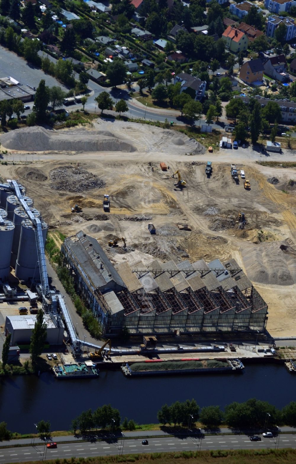 Berlin von oben - Abrißarbeiten auf dem alten Industriegelände an der Kanalstraße am Ufer des Teltowkanal im Stadtteil Neukölln in Berlin