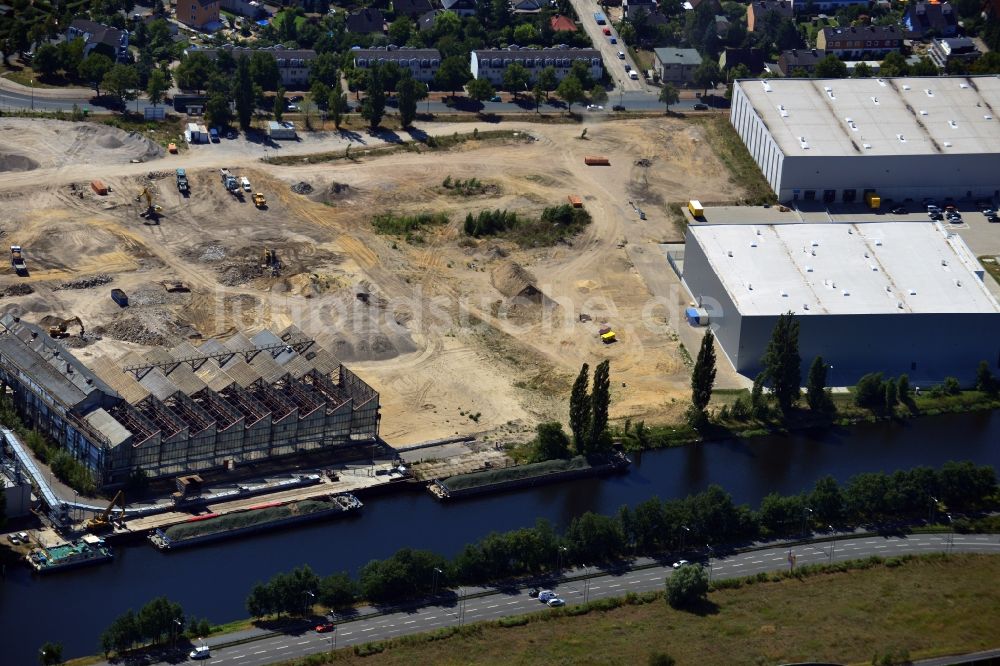 Berlin aus der Vogelperspektive: Abrißarbeiten auf dem alten Industriegelände an der Kanalstraße am Ufer des Teltowkanal im Stadtteil Neukölln in Berlin