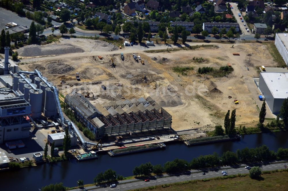 Luftbild Berlin - Abrißarbeiten auf dem alten Industriegelände an der Kanalstraße am Ufer des Teltowkanal im Stadtteil Neukölln in Berlin