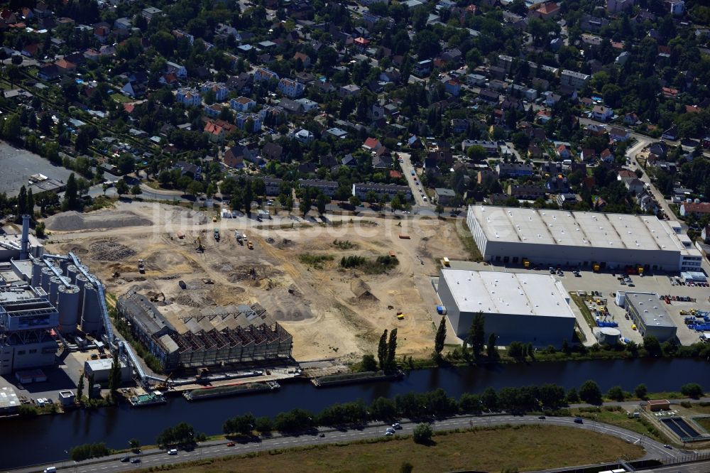 Luftaufnahme Berlin - Abrißarbeiten auf dem alten Industriegelände an der Kanalstraße am Ufer des Teltowkanal im Stadtteil Neukölln in Berlin