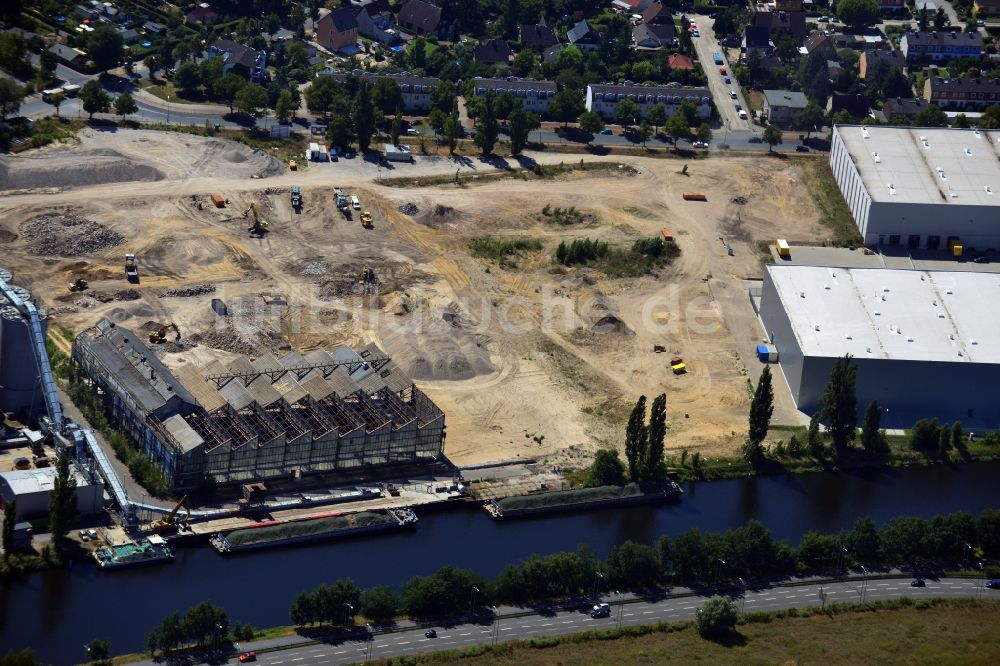 Berlin von oben - Abrißarbeiten auf dem alten Industriegelände an der Kanalstraße am Ufer des Teltowkanal im Stadtteil Neukölln in Berlin