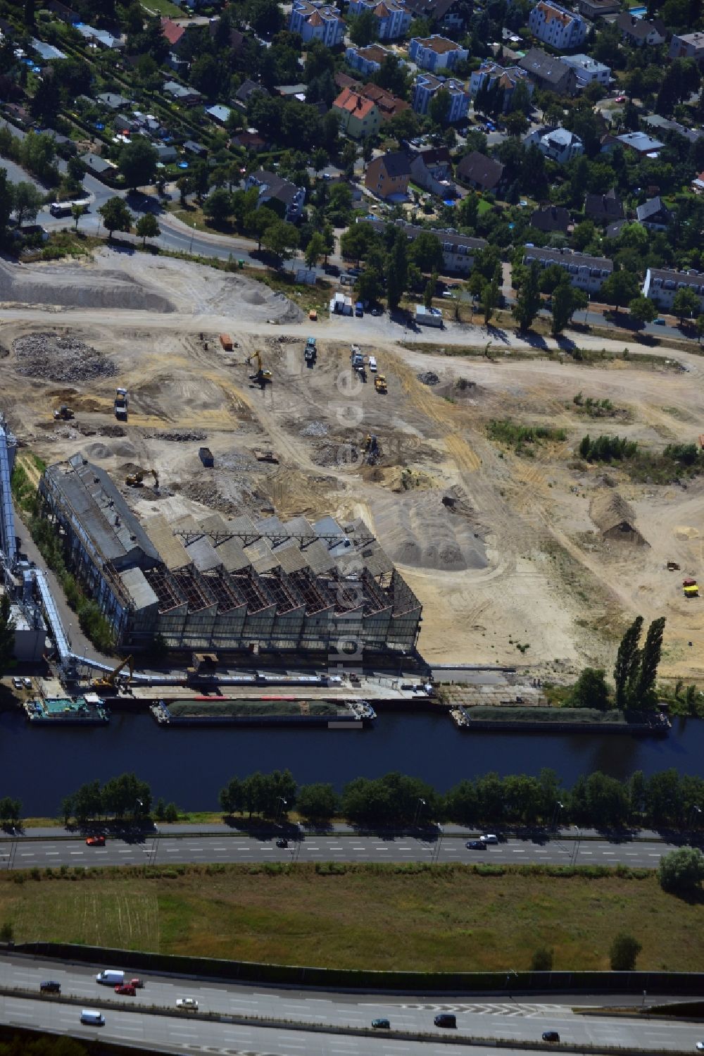 Berlin aus der Vogelperspektive: Abrißarbeiten auf dem alten Industriegelände an der Kanalstraße am Ufer des Teltowkanal im Stadtteil Neukölln in Berlin