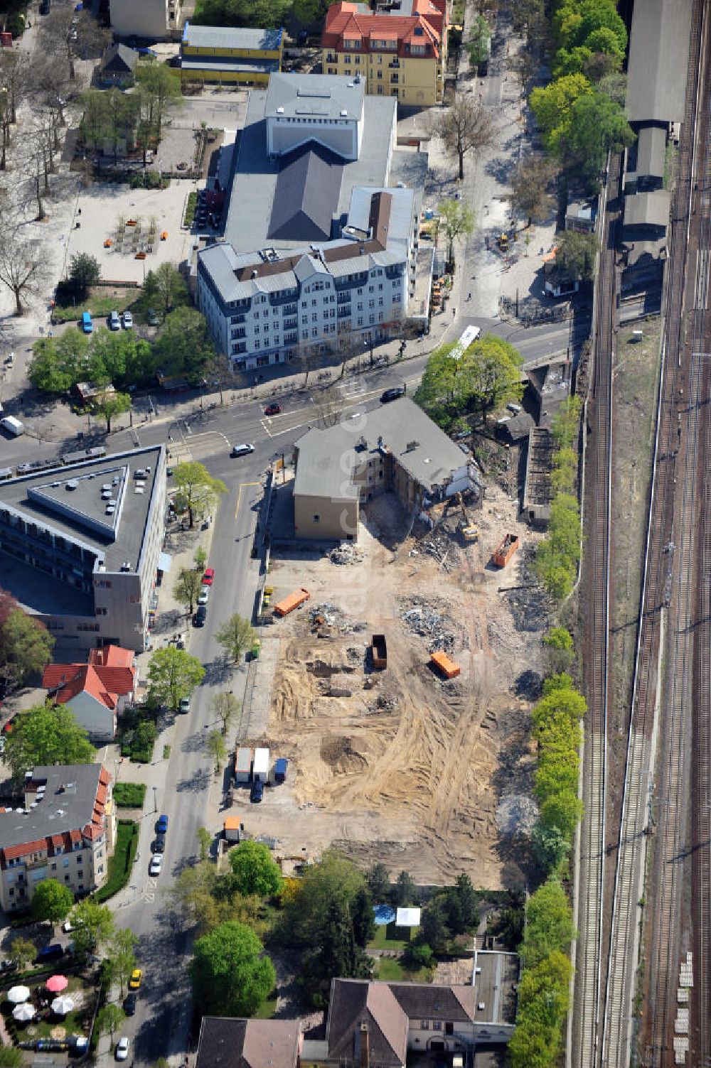 Berlin-Karlshorst aus der Vogelperspektive: Abrissarbeiten am alten Kulturhaus Karlshorst