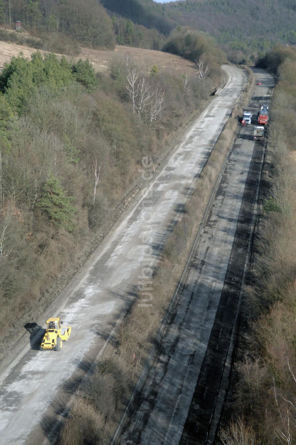 Schönau aus der Vogelperspektive: Abrißarbeiten am alten Streckenverlauf der A4 - demolition work on the old, disused itinerary of the A4 motorway course