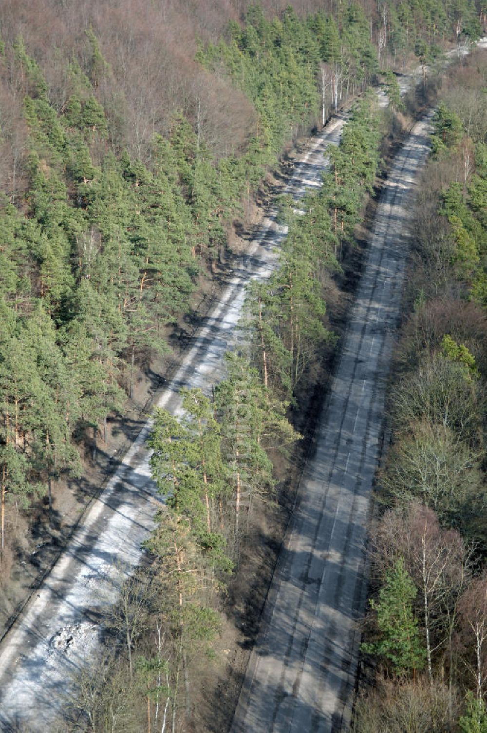 Schönau aus der Vogelperspektive: Abrißarbeiten am alten Streckenverlauf der A4 - demolition work on the old, disused itinerary of the A4 motorway course