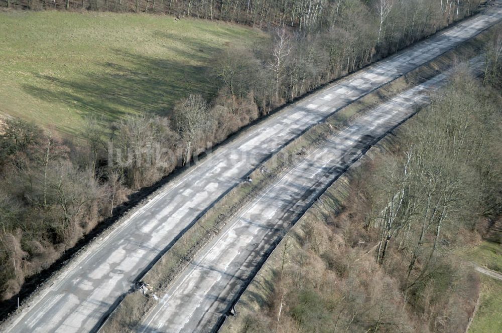 Schönau aus der Vogelperspektive: Abrißarbeiten am alten Streckenverlauf der A4 - demolition work on the old, disused itinerary of the A4 motorway course