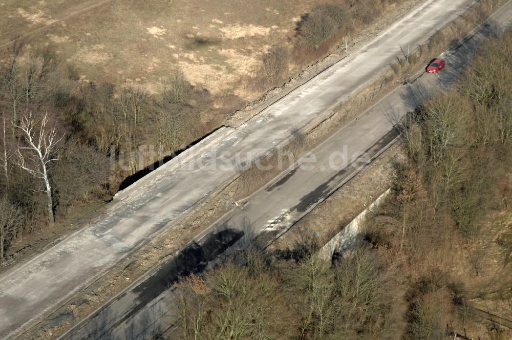 Luftbild Wutha-Farnroda - Abrißarbeiten am alten Streckenverlauf der A4 - demolition work on the old, disused itinerary of the A4 motorway course