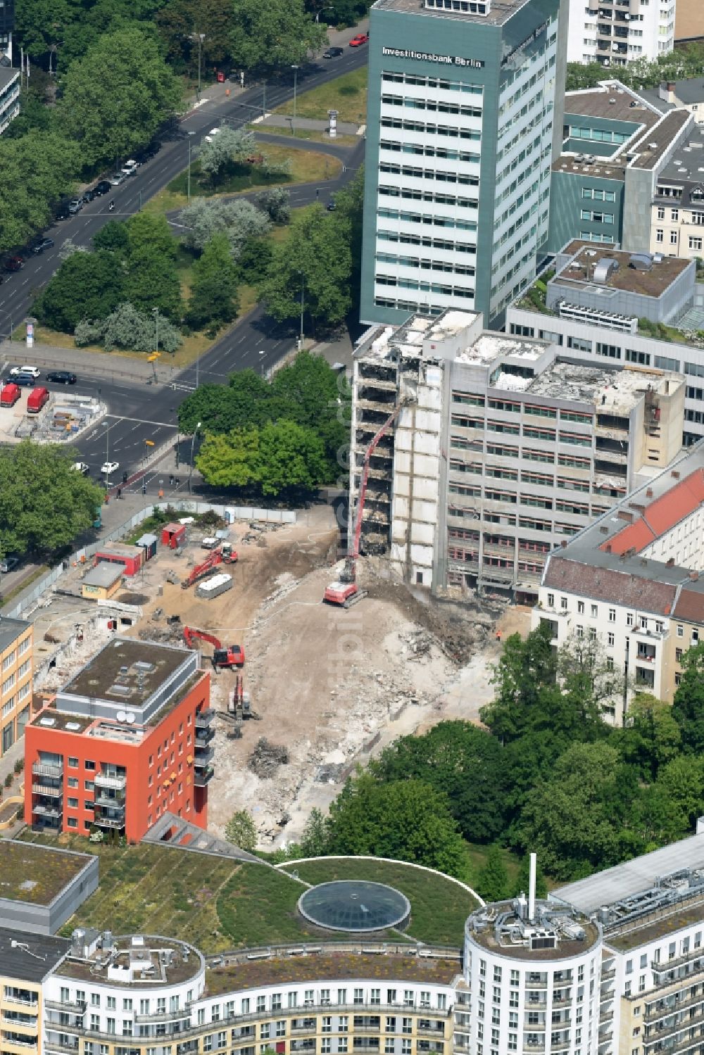 Luftaufnahme Berlin - Abrißarbeiten an der Baustelle zum Neubau von Gewerbe- und Bürohäusern und Wohnungen im Stadtteil Wilmersdorf in Berlin