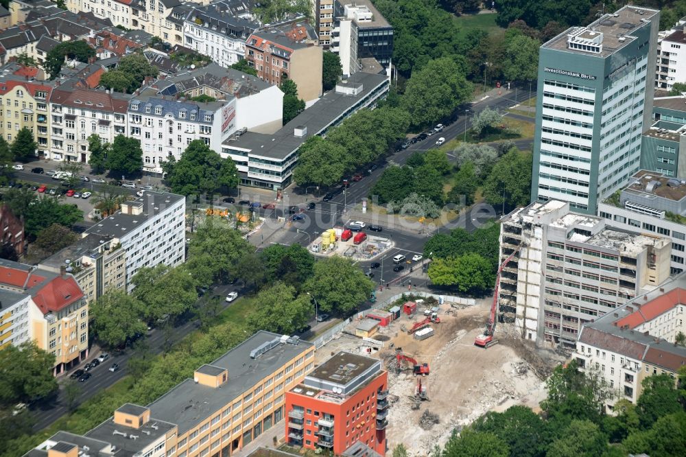 Berlin von oben - Abrißarbeiten an der Baustelle zum Neubau von Gewerbe- und Bürohäusern und Wohnungen im Stadtteil Wilmersdorf in Berlin