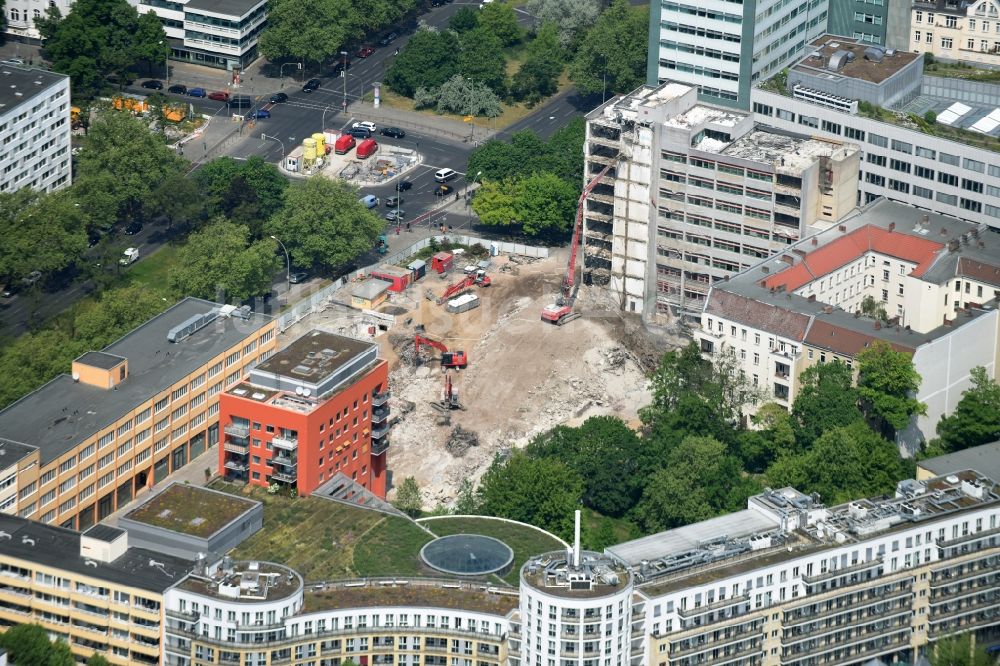 Berlin aus der Vogelperspektive: Abrißarbeiten an der Baustelle zum Neubau von Gewerbe- und Bürohäusern und Wohnungen im Stadtteil Wilmersdorf in Berlin