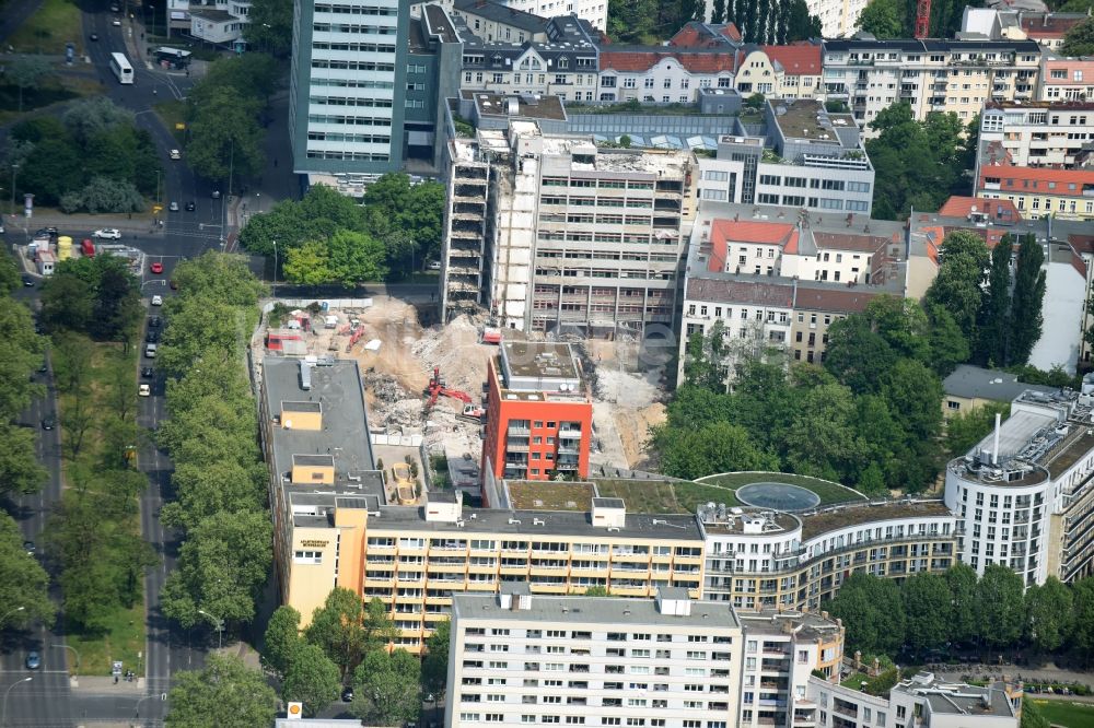 Berlin aus der Vogelperspektive: Abrißarbeiten an der Baustelle zum Neubau von Gewerbe- und Bürohäusern und Wohnungen im Stadtteil Wilmersdorf in Berlin