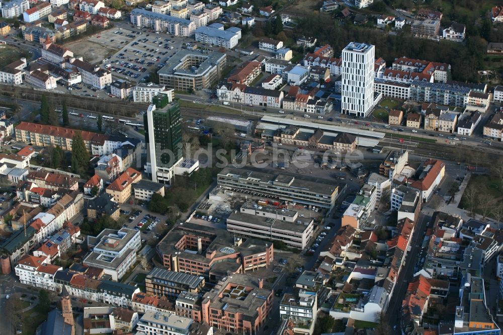 Lörrach von oben - Abrißarbeiten der Bürohaus- Gebäude der Post im Stadtzentrum beim Rathaus Hochhaus und dem Hochhaus des Steigenberger Hotel in Lörrach im Bundesland Baden-Württemberg, Deutschland