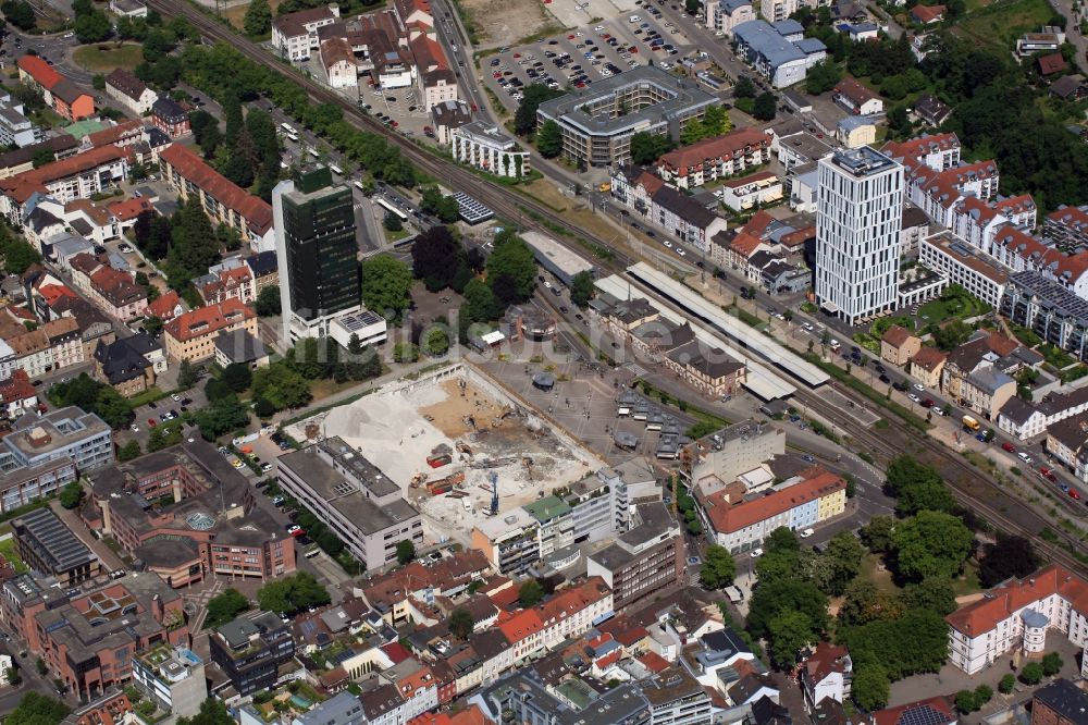 Luftbild Lörrach - Abrissarbeiten der Bürohaus- Gebäude der Post im Stadtzentrum beim Rathaus Hochhaus und dem Hochhaus des Steigenberger Hotel in Lörrach im Bundesland Baden-Württemberg, Deutschland