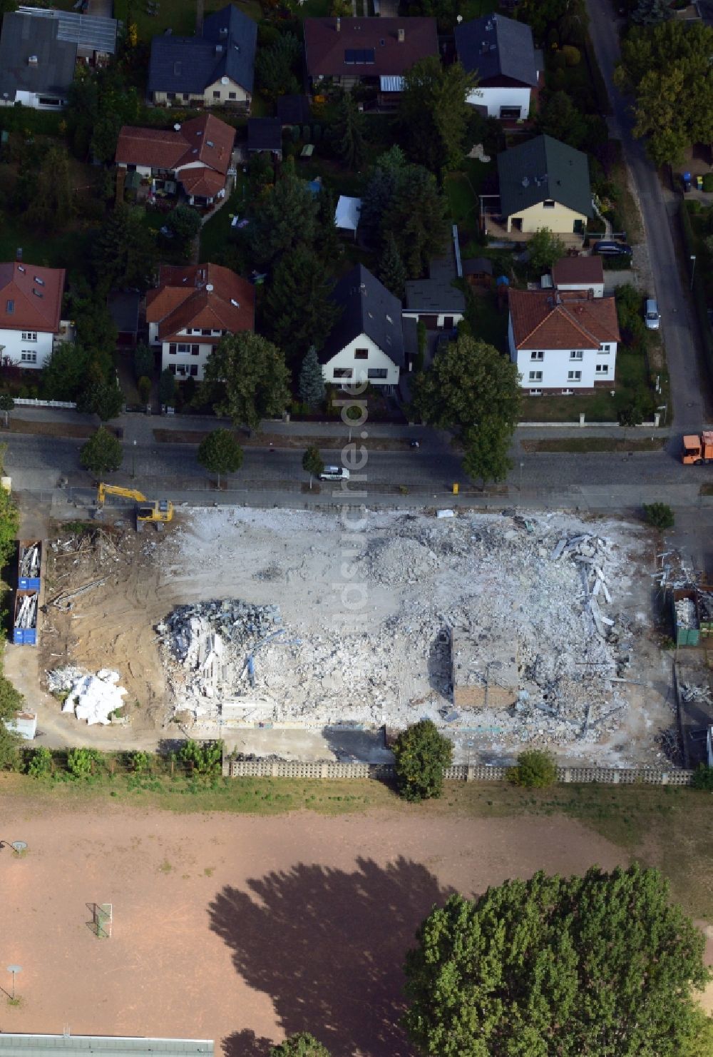 Berlin Köpenick von oben - Abrißarbeiten auf dem Dach der ehemaligen DDR- Kaufhalle an der Dornröschenstraße im Märchenviertel in Köpenick in Berlin