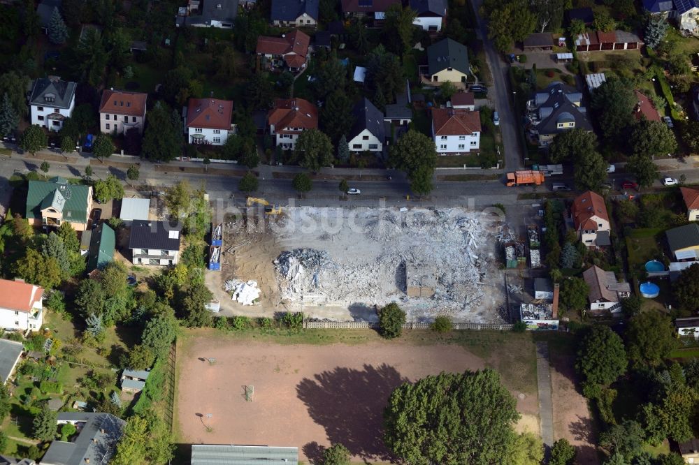 Berlin Köpenick aus der Vogelperspektive: Abrißarbeiten auf dem Dach der ehemaligen DDR- Kaufhalle an der Dornröschenstraße im Märchenviertel in Köpenick in Berlin