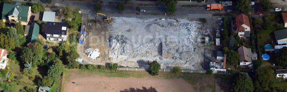 Luftbild Berlin Köpenick - Abrißarbeiten auf dem Dach der ehemaligen DDR- Kaufhalle an der Dornröschenstraße im Märchenviertel in Köpenick in Berlin