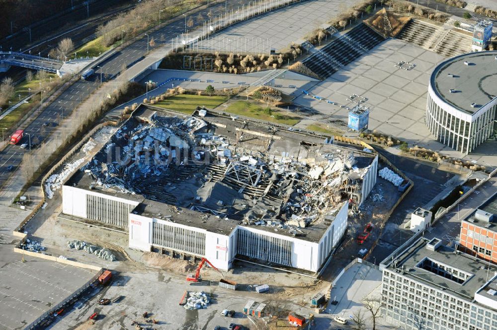 Luftaufnahme Berlin - Abrißarbeiten an der ehemaligen Deutschlandhalle an der Jaffeystraße auf dem Messegelände in Berlin