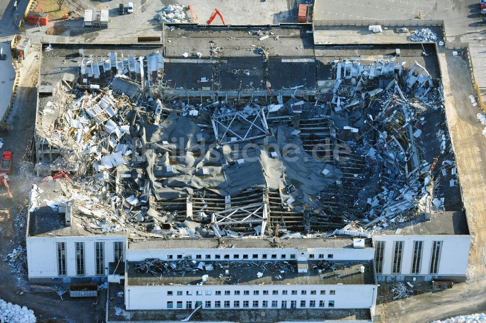 Berlin von oben - Abrißarbeiten an der ehemaligen Deutschlandhalle an der Jaffeystraße auf dem Messegelände in Berlin