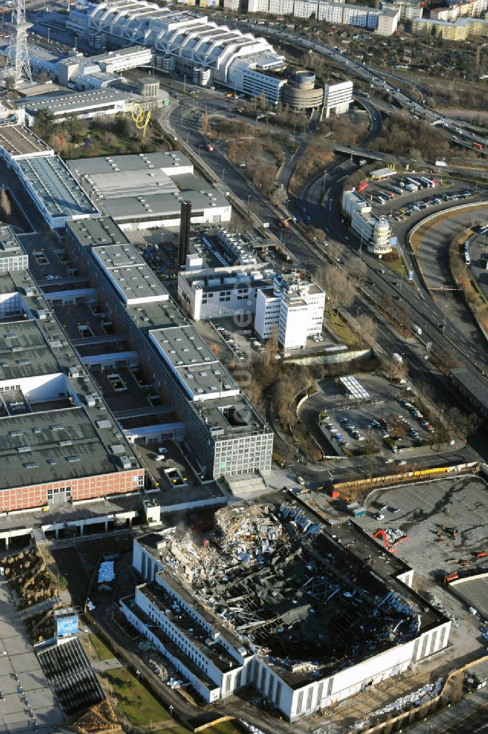 Berlin aus der Vogelperspektive: Abrißarbeiten an der ehemaligen Deutschlandhalle an der Jaffeystraße auf dem Messegelände in Berlin