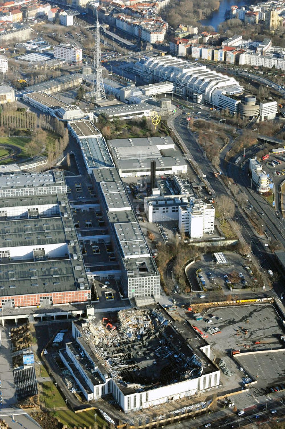 Luftbild Berlin - Abrißarbeiten an der ehemaligen Deutschlandhalle an der Jaffeystraße auf dem Messegelände in Berlin