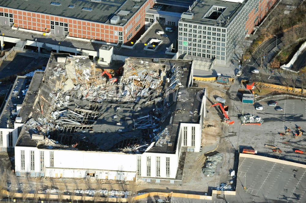 Luftaufnahme Berlin - Abrißarbeiten an der ehemaligen Deutschlandhalle an der Jaffeystraße auf dem Messegelände in Berlin