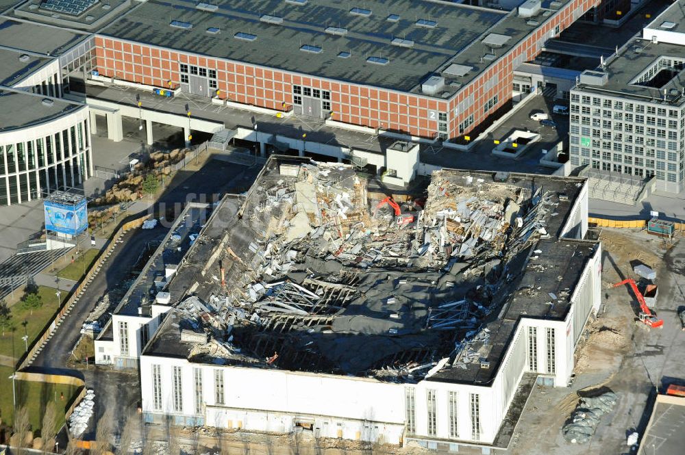 Berlin von oben - Abrißarbeiten an der ehemaligen Deutschlandhalle an der Jaffeystraße auf dem Messegelände in Berlin