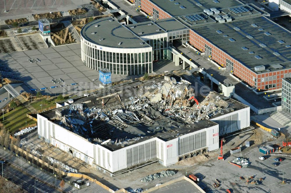 Berlin aus der Vogelperspektive: Abrißarbeiten an der ehemaligen Deutschlandhalle an der Jaffeystraße auf dem Messegelände in Berlin