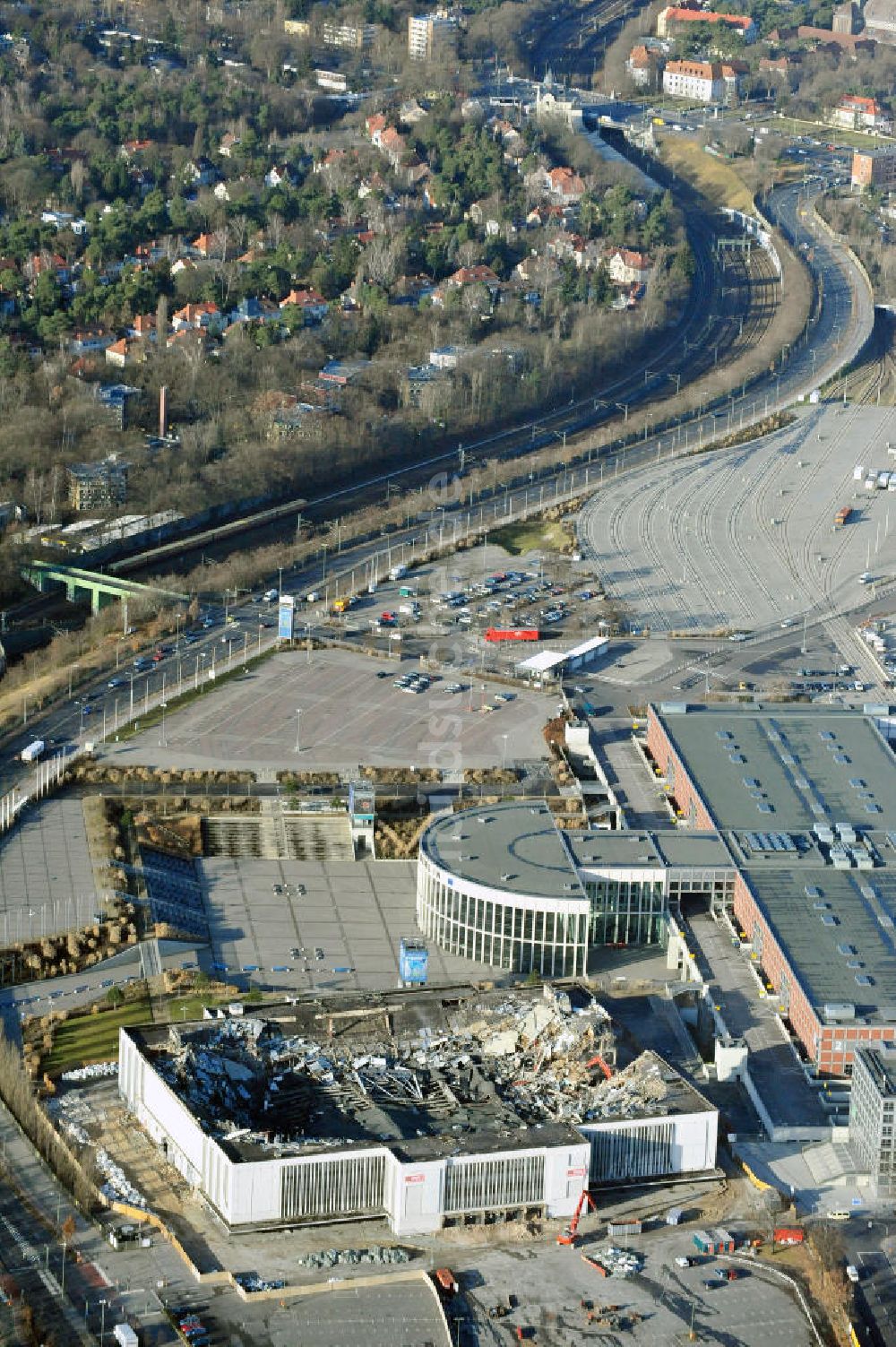 Luftbild Berlin - Abrißarbeiten an der ehemaligen Deutschlandhalle an der Jaffeystraße auf dem Messegelände in Berlin