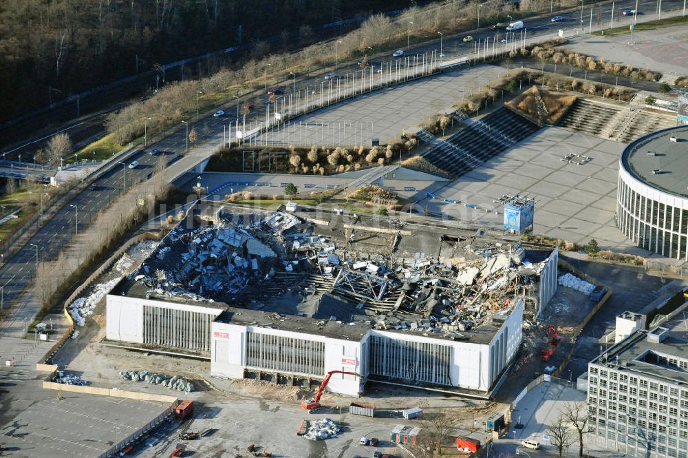 Luftaufnahme Berlin - Abrißarbeiten an der ehemaligen Deutschlandhalle an der Jaffeystraße auf dem Messegelände in Berlin