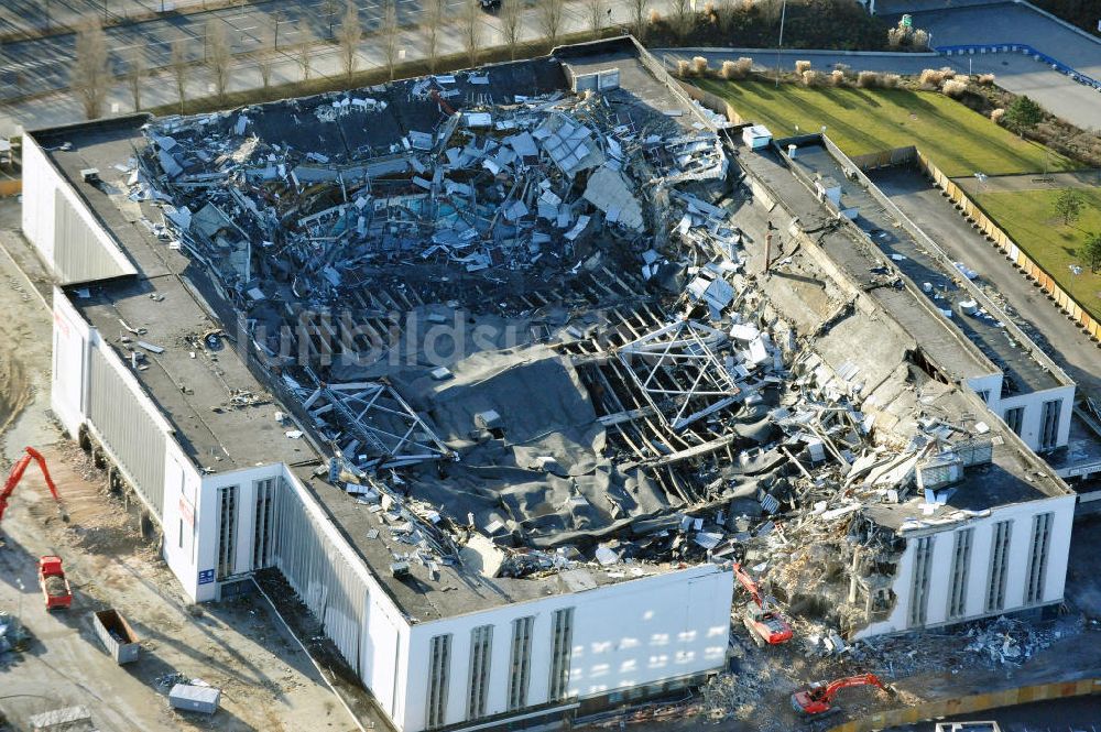 Luftaufnahme Berlin - Abrißarbeiten an der ehemaligen Deutschlandhalle an der Jaffeystraße auf dem Messegelände in Berlin