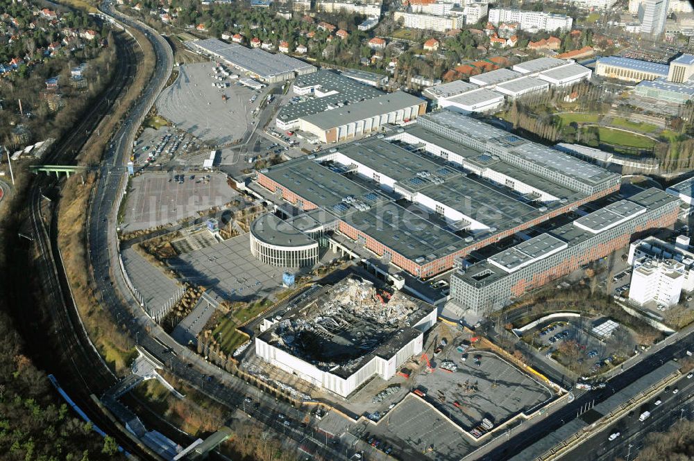 Luftbild Berlin - Abrißarbeiten an der ehemaligen Deutschlandhalle an der Jaffeystraße auf dem Messegelände in Berlin