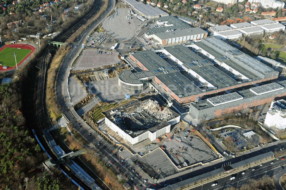 Luftaufnahme Berlin - Abrißarbeiten an der ehemaligen Deutschlandhalle an der Jaffeystraße auf dem Messegelände in Berlin