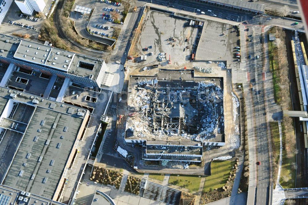 Berlin von oben - Abrißarbeiten an der ehemaligen Deutschlandhalle an der Jaffeystraße auf dem Messegelände in Berlin