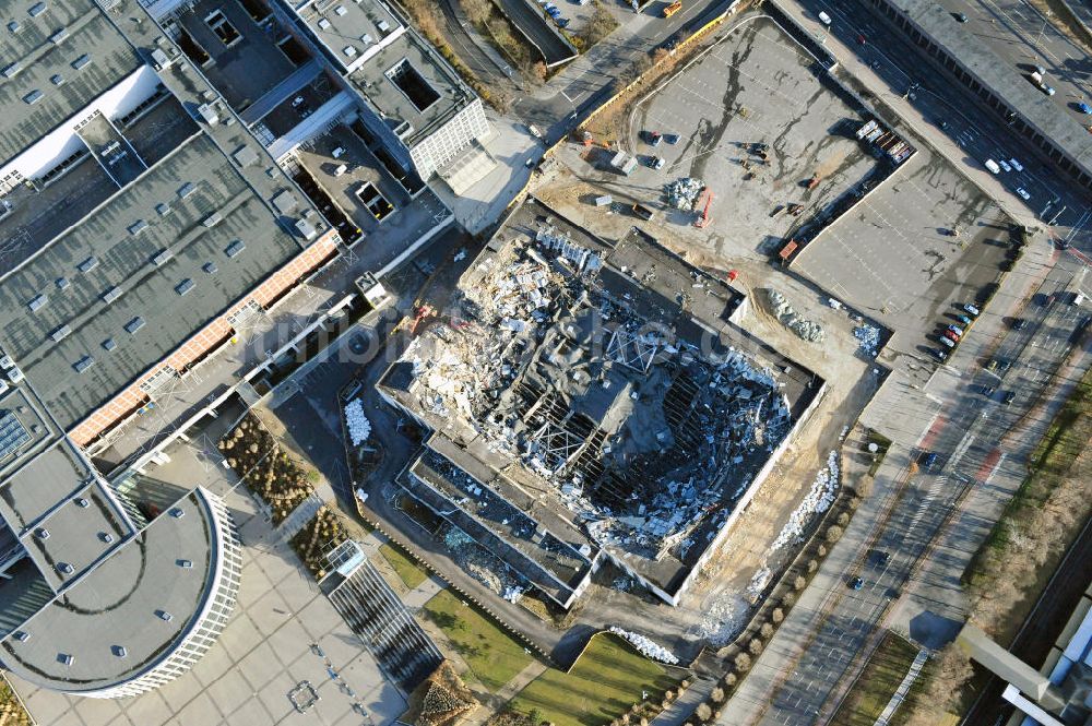 Luftbild Berlin - Abrißarbeiten an der ehemaligen Deutschlandhalle an der Jaffeystraße auf dem Messegelände in Berlin